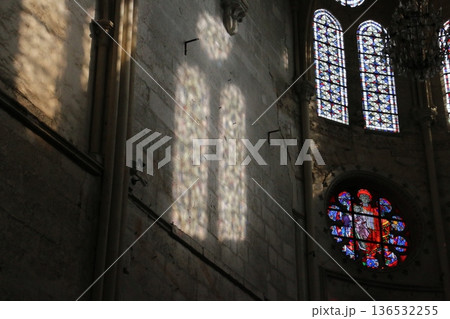 パリ近郊の美しい町モレ・シュル・ロワンに建つノートルダム教会 136532255