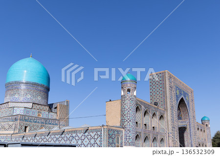 サマルカンドのレギスタン広場の神学校 136532309