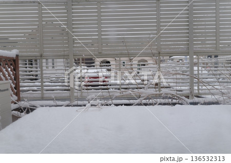 窓から覗く雪景色 136532313