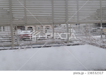 窓から覗く雪景色 窓から覗く雪景色 136532317