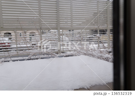 窓から覗く雪景色 窓から覗く雪景色 136532319