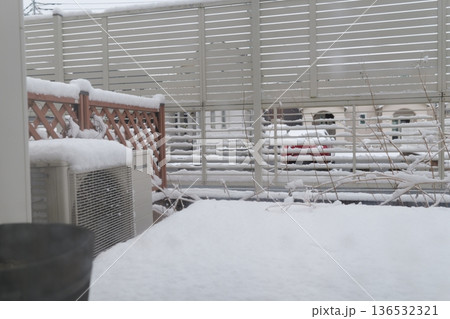 窓から覗く雪景色 136532321