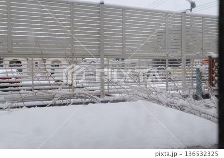 窓から覗く雪景色 窓から覗く雪景色 136532325
