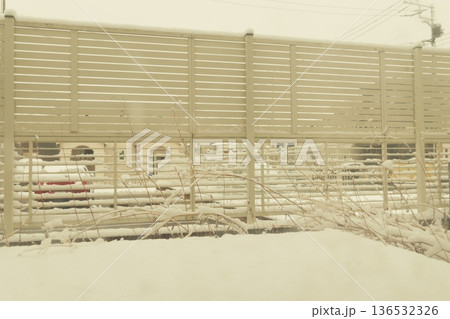 窓から覗く雪景色 136532326