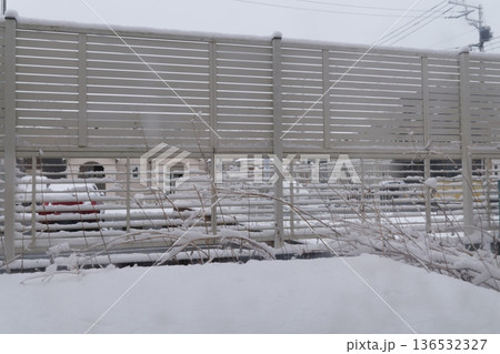 窓から覗く雪景色 窓から覗く雪景色 136532327