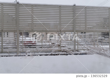 窓から覗く雪景色 136532329