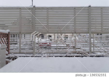 窓から覗く雪景色 窓から覗く雪景色 136532331