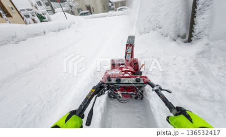 除雪機を使用する主観映像（POV撮影） 136532417