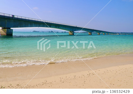 ビーチと古宇利大橋（沖縄県・今帰仁村） 136532429
