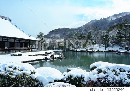 京都嵐山の雪景色 京都嵐山の雪景色 136532464