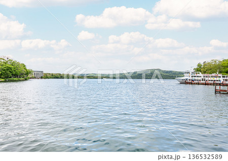 北海道釧路市 国立公園阿寒湖の風景と遊覧船 北海道釧路市 国立公園阿寒湖の風景と遊覧船 136532589