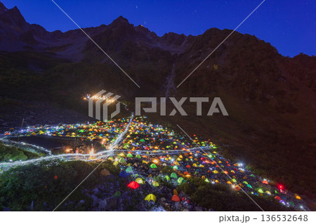 涸沢のテント場から見る夜景 136532648
