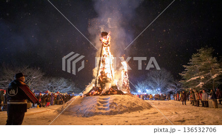 太田の火まつり　幻想的な夜　秋田県大仙市　 136532706