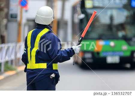 交通誘導員　イメージ 136532707