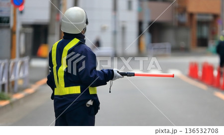 交通誘導員　イメージ 136532708