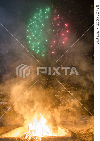 太田の火まつり　幻想的な冬花火　秋田県大仙市　 136532728