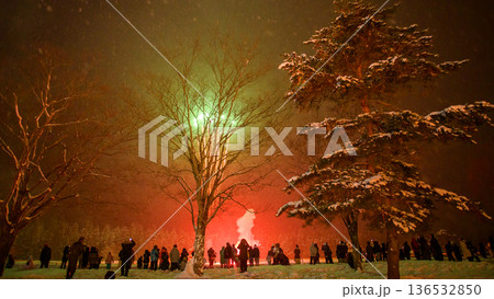 雪降る夜の幻想的な冬花火 太田の火まつり 秋田県大仙市 雪降る夜の幻想的な冬花火 太田の火まつり 秋田県大仙市 136532850