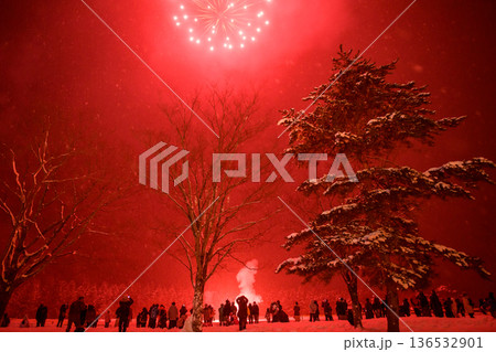 雪降る夜の幻想的な冬花火　太田の火まつり　秋田県大仙市　 136532901