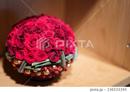 赤い薔薇の花束 136533395