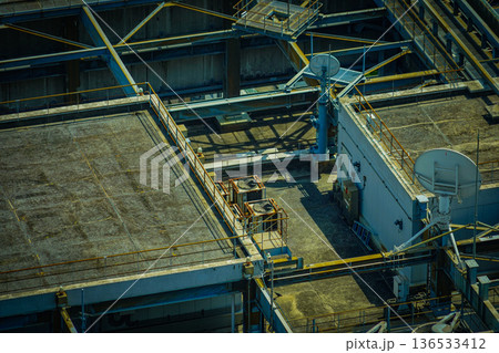 工場屋上の鉄骨構造 136533412