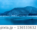 雪の積もった湖 136533632