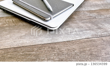 閉じたノートパソコン　休憩時間　休み時間　ログアウト 136534399