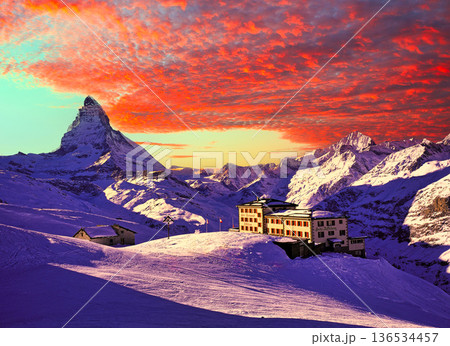 厳冬期のツェルマットスキーリゾートの夕景 厳冬期のツェルマットスキーリゾートの夕景 136534457