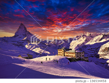 厳冬期のツェルマットスキーリゾートの夕景 厳冬期のツェルマットスキーリゾートの夕景 136534458
