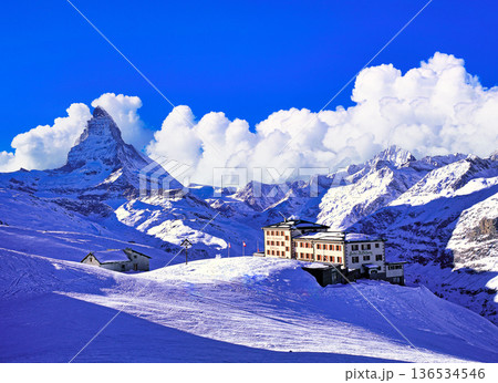 ツェルマットのマッターホルンの美しい絶景 ツェルマットのマッターホルンの美しい絶景 136534546
