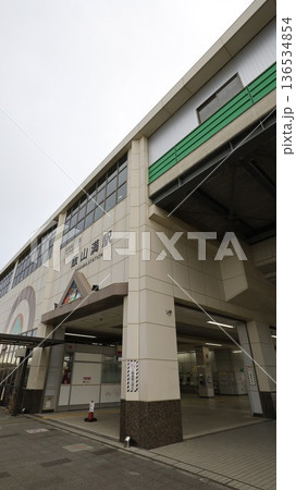 難読駅名として知られる東葉高速鉄道の飯山満駅、1番出入口から見た駅舎 136534854