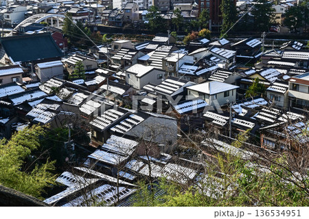 黒瓦に雪が積もる金沢の冬景色 136534951