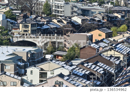 黒瓦に雪が積もる金沢の冬景色 黒瓦に雪が積もる金沢の冬景色 136534962