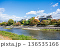 鴨川と京都の街並み 136535166
