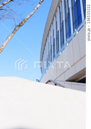 青空と曲線デザインの現代建築外観 コピースペースのある都市風景 136535222