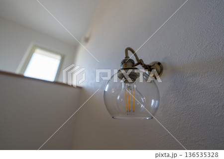 室内にある照明器具 室内にある照明器具 136535328