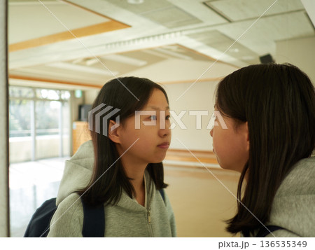 空手教室のミラーを見ている可愛い女子中学生の姿 136535349