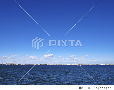 浦安市三番瀬沿い緑道から見る習志野市から千葉市方面 浦安市三番瀬沿い緑道から見る習志野市から千葉市方面 136535377