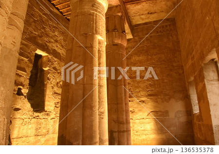 荘厳な古代空間 ルクソール神殿の内部 136535378