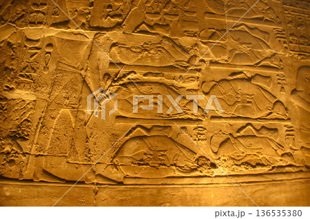 ルクソール神殿の壁画 ファラオと捕虜のレリーフ 136535380