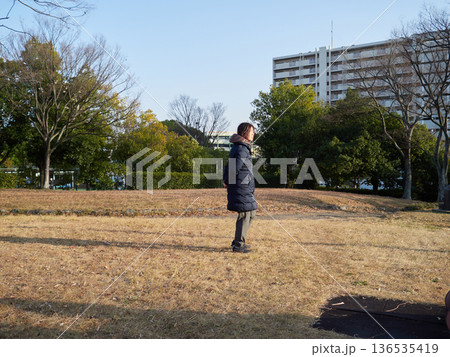 冬の午後の公園で散歩する中年女性主婦の姿 冬の午後の公園で散歩する中年女性主婦の姿 136535419