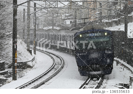 雪の中を走る相鉄10000系電車 136535633