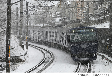 雪の中を走る相鉄10000系電車 136535634