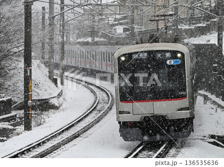 雪の中を走る東急5080系電車 136535636