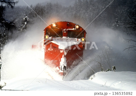 宗谷本線を除雪するラッセル列車 136535892