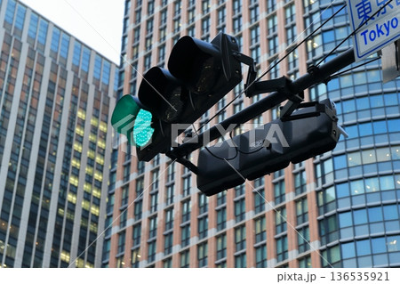 交通信号機 136535921