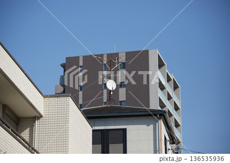 日本の住宅地の家の屋根に設置されたアンテナとマンションの風景 日本の住宅地の家の屋根に設置されたアンテナとマンションの風景 136535936