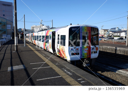 愛媛県　宇和島駅の予讃線特急・宇和海 136535969