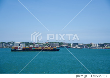 海峡を通過する貨物船と青空 136535985