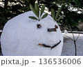 公園で作られた手作りの雪だるまのアップ 136536006