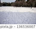 雪が降り積もった公園の広場と無数の足跡 136536007